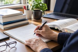 JCSQE中級の記述式対策としてノートに解答を書く学習風景